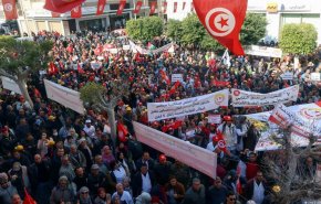شاهد.. احتجاجات حاشدة في تونس امام مقر اتحاد الشغل تنديدا بسياسات سعيّد