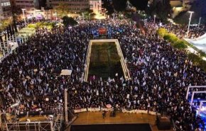 هزاران نفر از مخالفان نتانیاهو به خیابان‌های تل‌آویو آمدند
