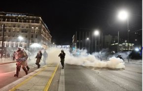 بعد حادثة القطارين... تظاهرات في اليونان والشرطة ترد بعنف
