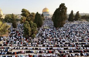  عشرات الآلاف أدوا اليوم صلاة الجمعة في المسجد الأقصى 
