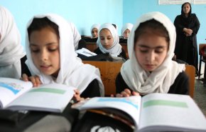 شاهد.. الفتيات الأفغانيات يواجهن مستقبلا غامضا