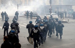 الشرطة الفرنسية تعتقل العشرات في مظاهرات ضد قانون التقاعد