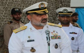 قائد البحرية الإيرانية يتفقد المدمرات الروسية والصينية