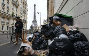 باريس من مركز العطور العالمية الی مركز للقمامة 