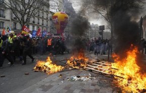 مظاهرات غاضبة غير مسبوقة بفرنسا إحتجاجا على قانون التقاعد