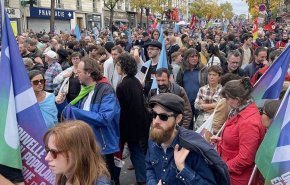 موج اعتراضات سراسری در فرانسه پس از تأکید ماکرون بر اجرای قانون جدید بازنشستگی