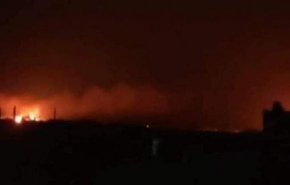 لحظه حمله موشکی به پایگاه اشغالگران آمریکایی در شرق دیرالزور سوریه + ویدیو