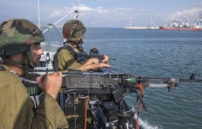 بحرية الاحتلال تحاصر قوارب الصيادين شمال قطاع غزة
