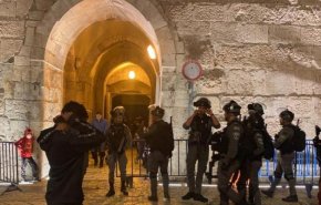 الشرطة الصهيونية تطرد المعتكفين داخل المسجد الأقصى 