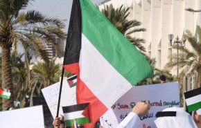 مأزق سياسي في الكويت..مواطنون وناشطون سياسيون يتظاهرون رفضا لحل البرلمان

