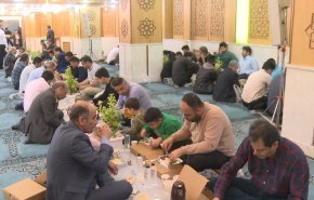 موائد الرحمن تنتشر في أنحاء إيران لاستضافة الصائمين 