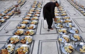 الباكستانيون يحيون شهر رمضان وسط وضع اقتصادي صعب