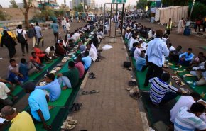 «إفطار الشارع» في رمضان.. تقليد سوداني أصيل