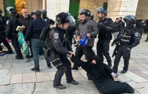 إعتقال مئات المصلين والمعتكفين داخل المسجد الأقصى 