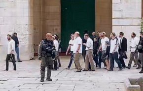 مجموعة من المستوطنين تقتحم باحات المسجد الأقصى تحت حماية شرطة الاحتلال + فيديو