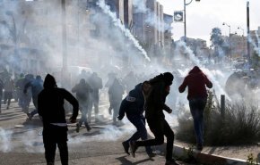 درگیری میان جوانان فلسطینی و نظامیان صهیونیستی در شهر بیت المقدس و الخلیل + فیلم