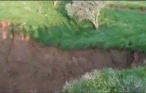 شاهد.. الأرض تبتلع التربة والنباتات في الرقة السورية