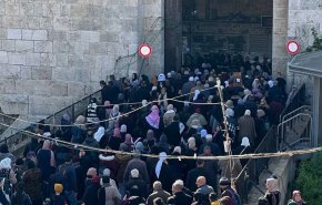 أعداد كبيرة من المرابطين يدخلون المسجد الأقصى المبارك عبر أبوابه + صورة