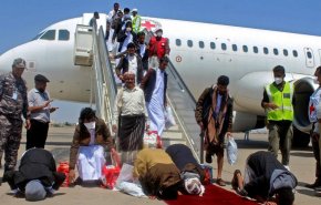 وصول 250 أسيرا من الجيش واللجان الشعبية اليمنية لمطار صنعاء الدولي