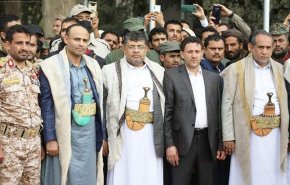 الرئيس المشاط يستقبل الأسرى المحررين في مطار صنعاء الدولي
