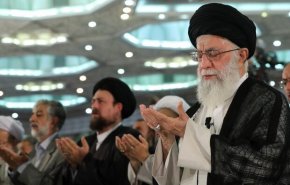 اقامة صلاة العيد بامامة قائد الثورة الاسلامية 