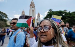 بالصور.. مسيرة في العاصمة الفنزويلية دعما للشعب الفلسطيني 