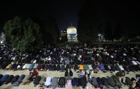 الآلاف يتوافدون إلى الأقصى لإحياء ليلة الـ27 من رمضان
