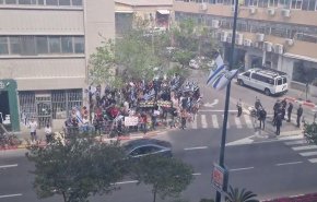 مصادر عبرية: متظاهرون ضد نتنياهو أمام محكمة الصلح في تل أبيب 