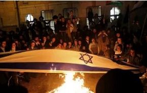 بالفيديو: يهود يحرقون علم الكيان الإسرائيلي في القدس ويرفعون علم فلسطين