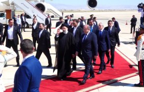 بالفيديو.. وصول الرئيس الايراني الى مطار دمشق 