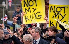 گزارش العالم از تظاهرات مردم انگلیس علیه تاجگذاری پادشاه این کشور