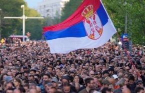 تیراندازی‌های مرگبار در صربستان ده‌ها هزار شهروند را به خیابان‌ها کشاند