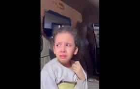 مشهد مؤثر لطفلة فلسطينية تبكي بحرقة: 'بدي بابا'