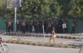 الجيش ینتشر في إسلام آباد لاحتواء المظاهرات بعد حبس عمران خان + فيديو