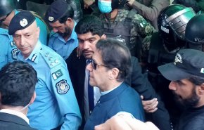 الضغط الشعبي يرغم السلطات علی الافراج عن عمران خان