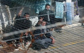 الأسرى الفلسطينيون بسجون الاحتلال يضربون عن الطعام ليوم