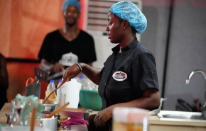 نيجيرية تقضي 100 ساعة في إعداد الطعام دون انقطاع