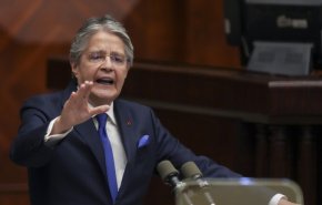 رئيس الإكوادور يحل البرلمان وسط التحضير لإجراءات عزله