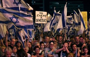 عشرات الآلاف يتظاهرون ضد حكومة نتنياهو في تل ابيب