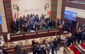 شاهد.. عراك بالأيدي بين نواب برلمان كردستان العراق والسبب؟