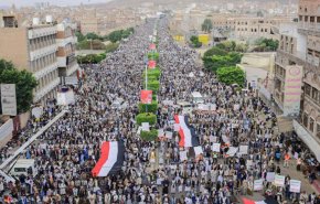 اليمنيون يخرجون في مسيرات في 