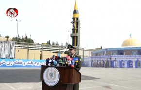 وزير الدفاع الايراني يزيح الستار عن صاروخ 'خيبر' ويهدد به الأعداء