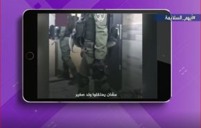 فلسطيني يوثق لحظة اعتقال طفله من قبل قوة اسرائيلية كبيرة