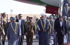 شاهد/سلطان عمان يصل الى طهران على رأس وفد رسمي رفيع المستوى