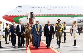 شاهد/ما هو سر ارتداء سلطان عمان العمامة البيضاء في زيارته لإيران؟