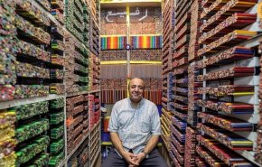 متجر في بازار طهران الكبير مخصص منذ نحو 35 عاما لآلاف أقلام التلوين
