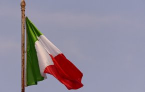 إيطاليا.. مصرع 4 أشخاص بانقلاب قارب سياحي
