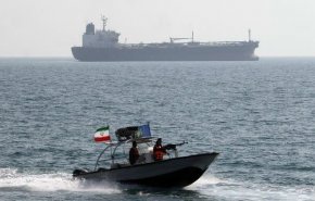 بحرية الحرس الثوري تقدم الدعم لسفينة تجارية أجنبية في مضيق هرمز