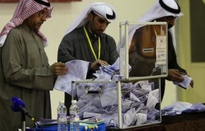 الكويتيون يدلون بأصواتهم في الانتخابات البرلمانية
