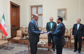 وزير الخارجية يتسلّم نسخة من اوراق اعتماد سفيري ليبيا والفلبين في طهران